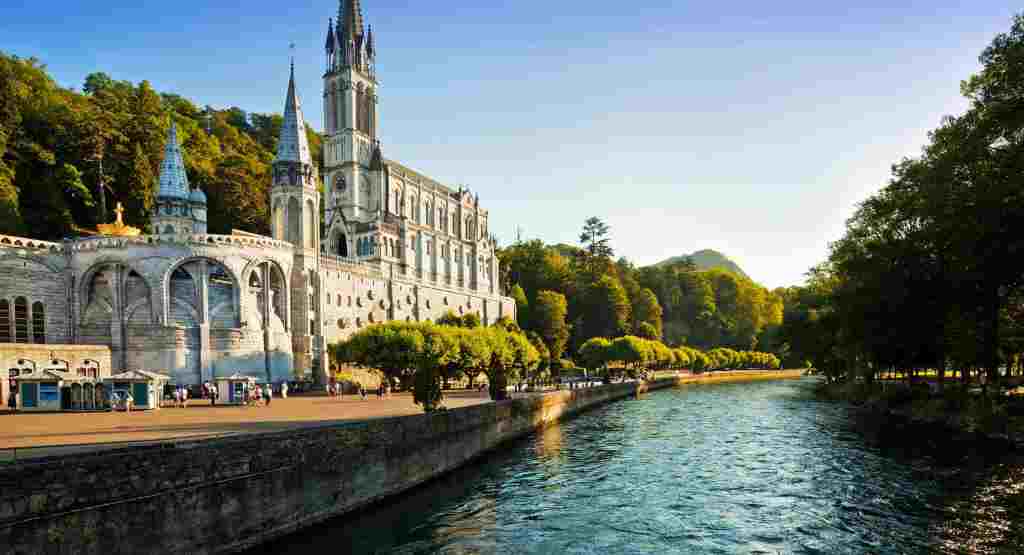 Met de trein of het vliegtuig naar Lourdes reizen: hoe u gemakkelijk uw accommodatie kunt bereiken